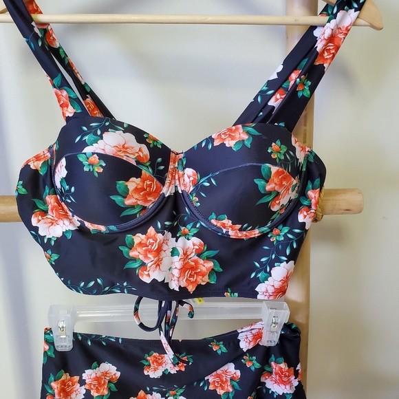 Swimsuit - Picture 2 of 7